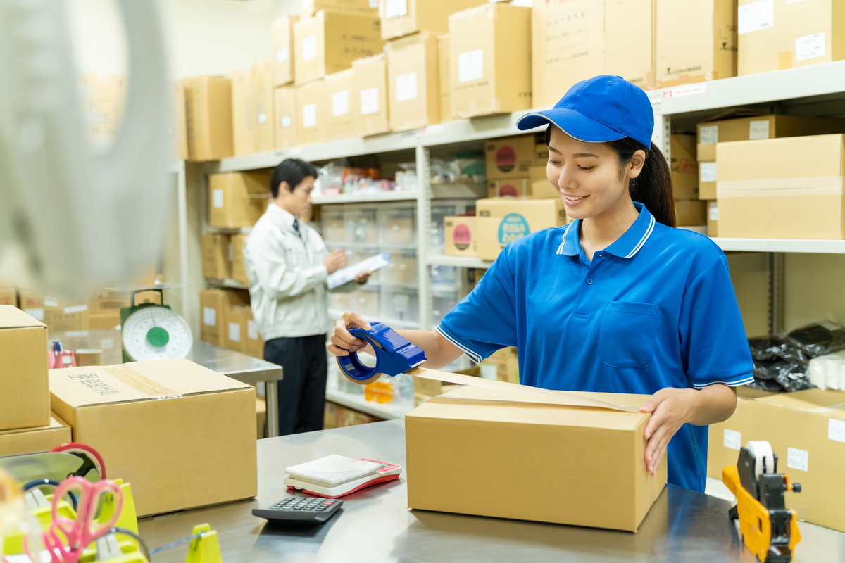 倉庫で荷物を整理する