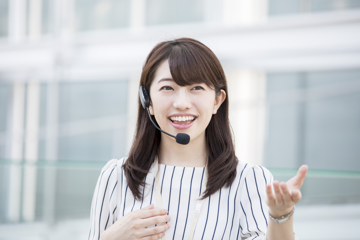 マイクをつけてプレゼンをする人物