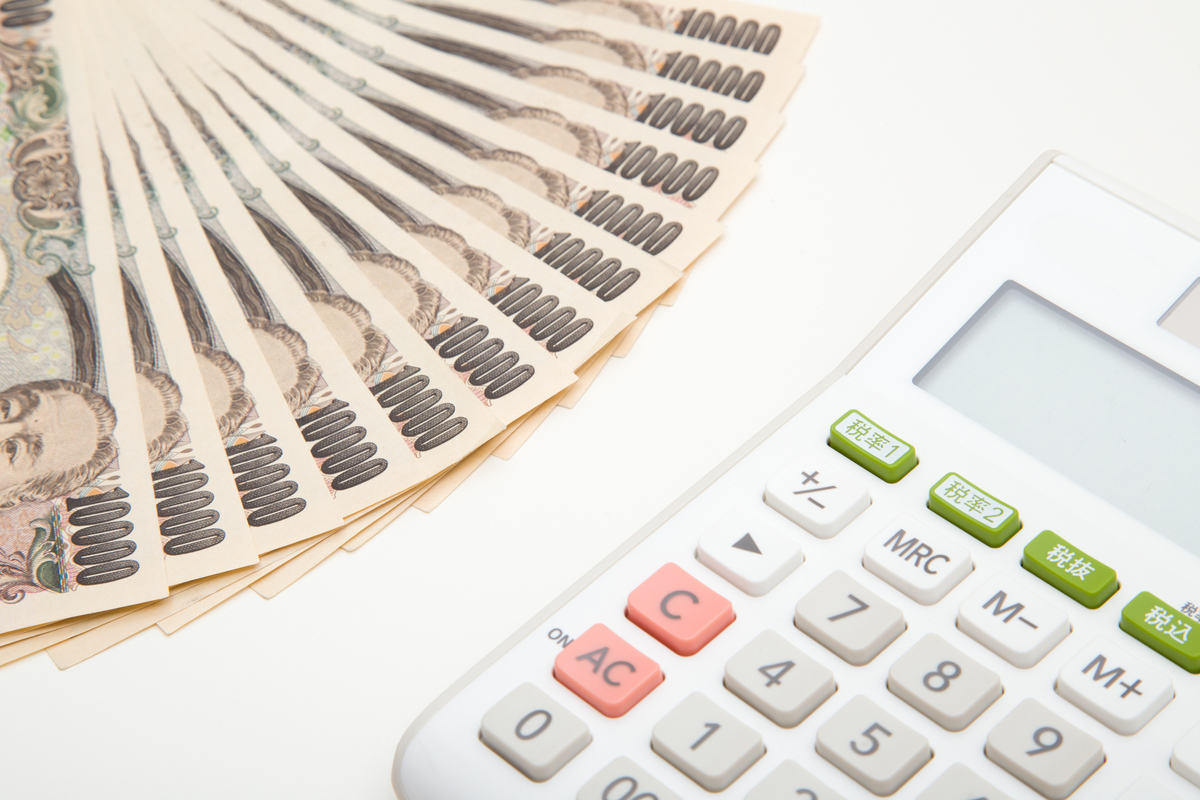 電卓と1万円札