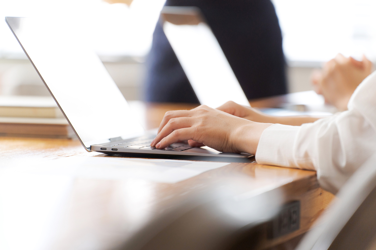 パソコンを操作する手元