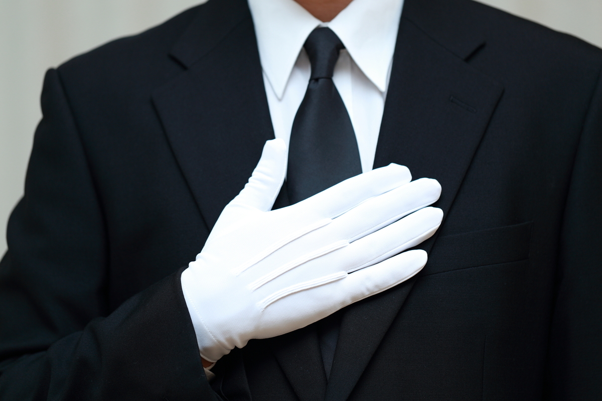 葬儀社で働く人物