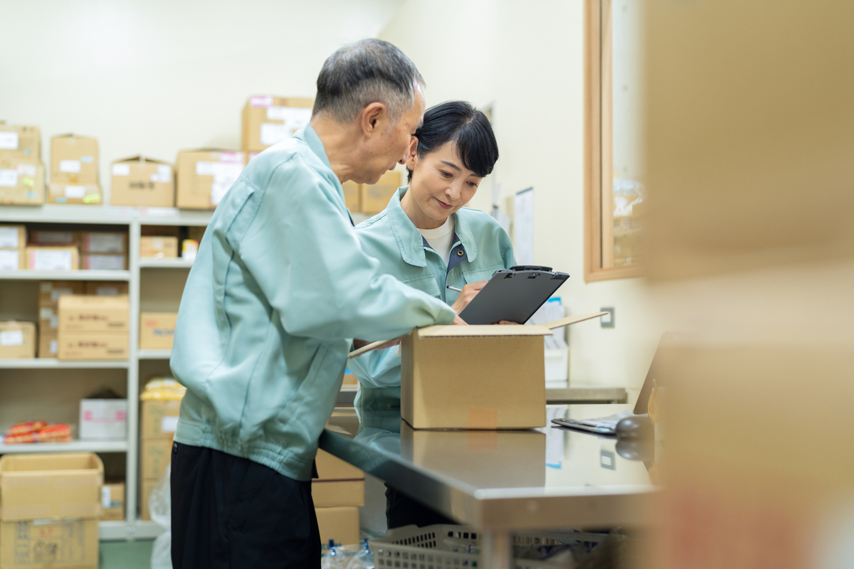 梱包作業をしているミドル世代の男女