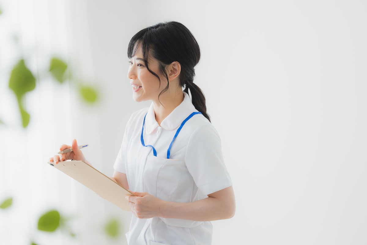 左を向き笑顔の女性看護師