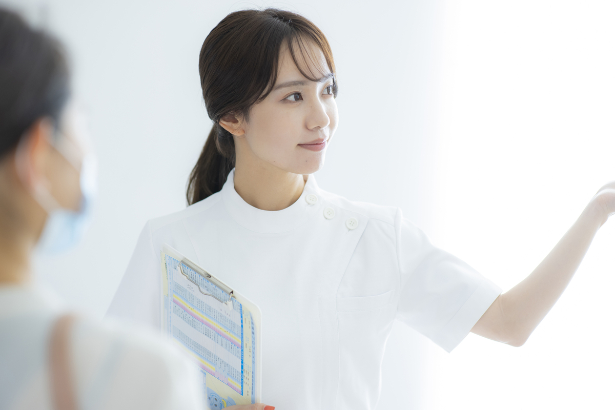 患者に説明をする女性看護師