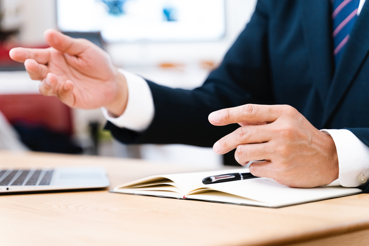スーツ姿の男性の手元