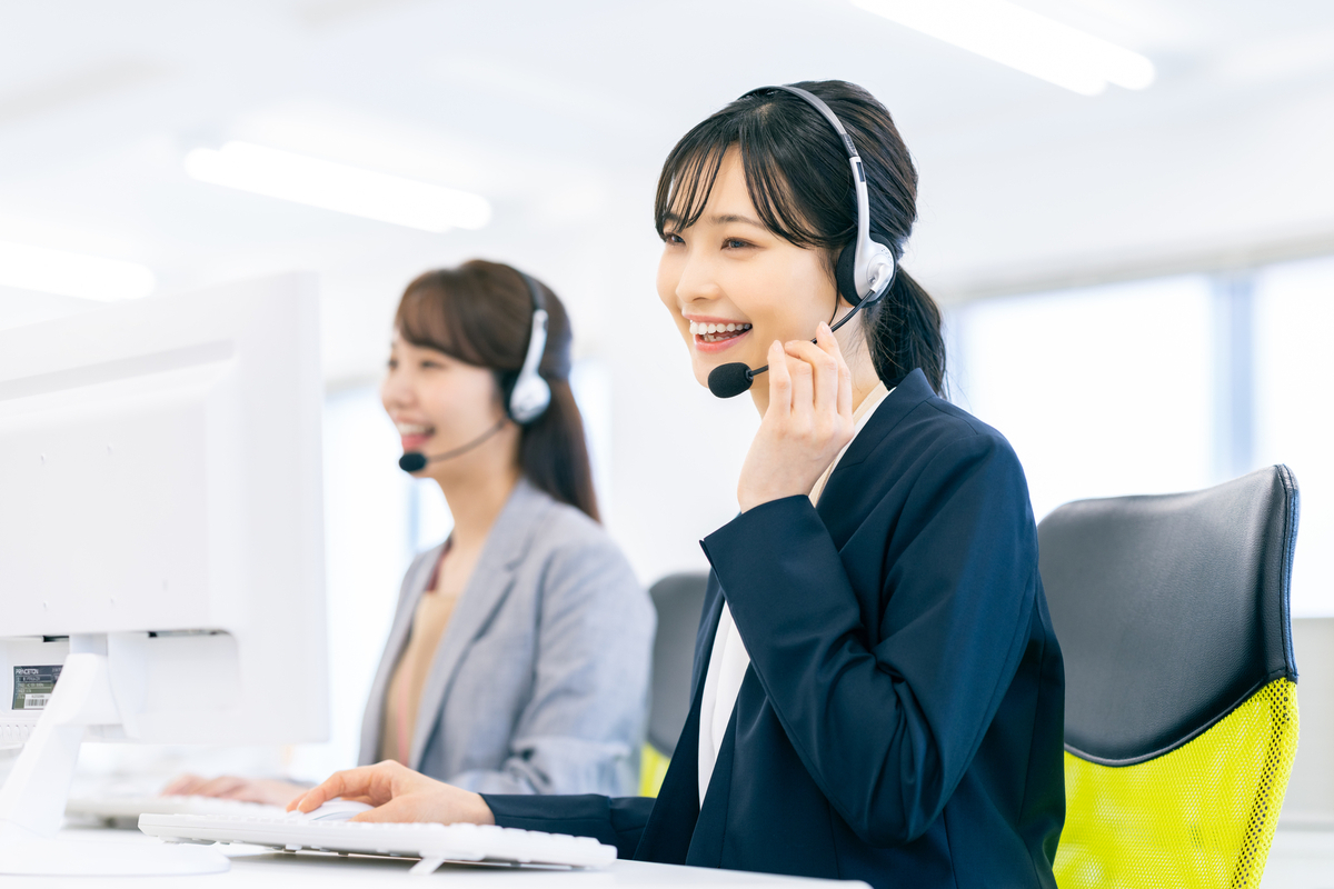 笑顔で電話対応する女性