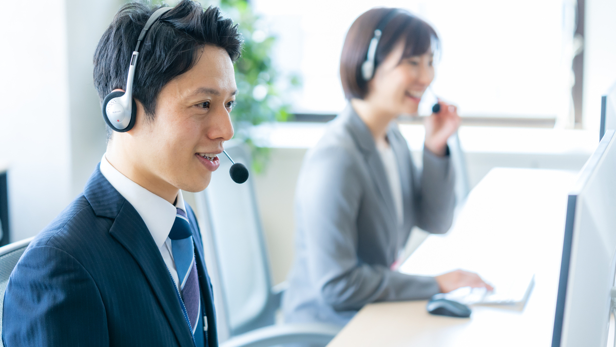 電話対応をする男女