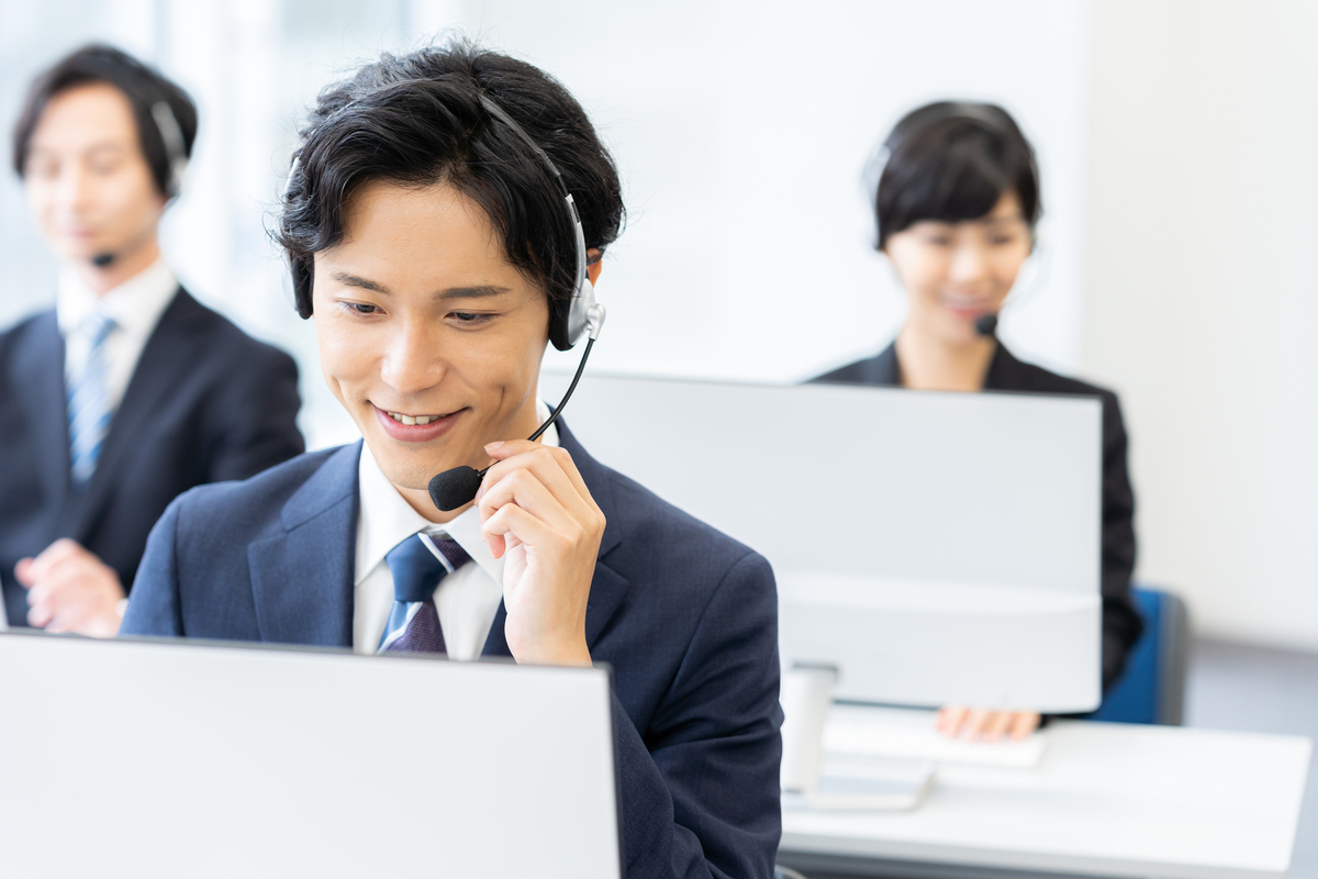 電話対応をする男性