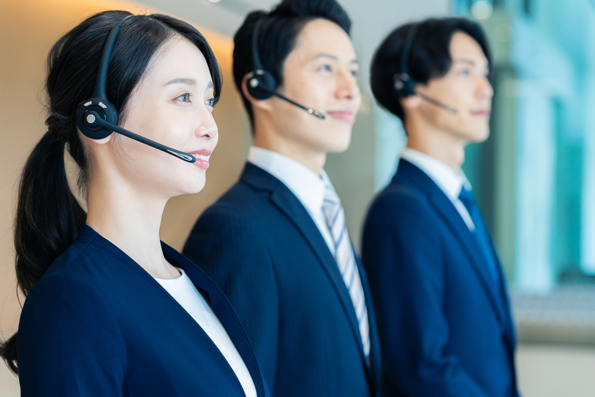 ヘッドセットを着けている男女