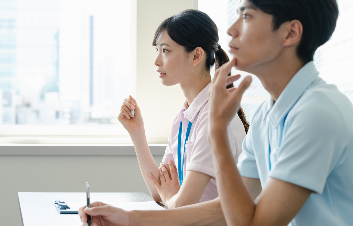 研修を受ける医療系の男女