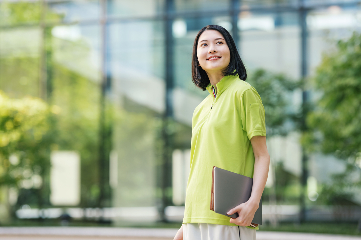 屋外でバインダーを持つ女性