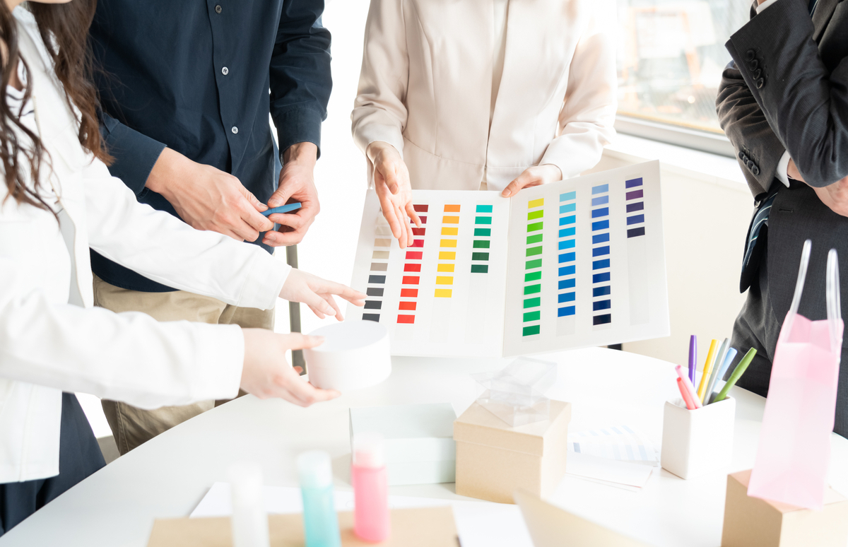 会議をするデザイナーたちの手元