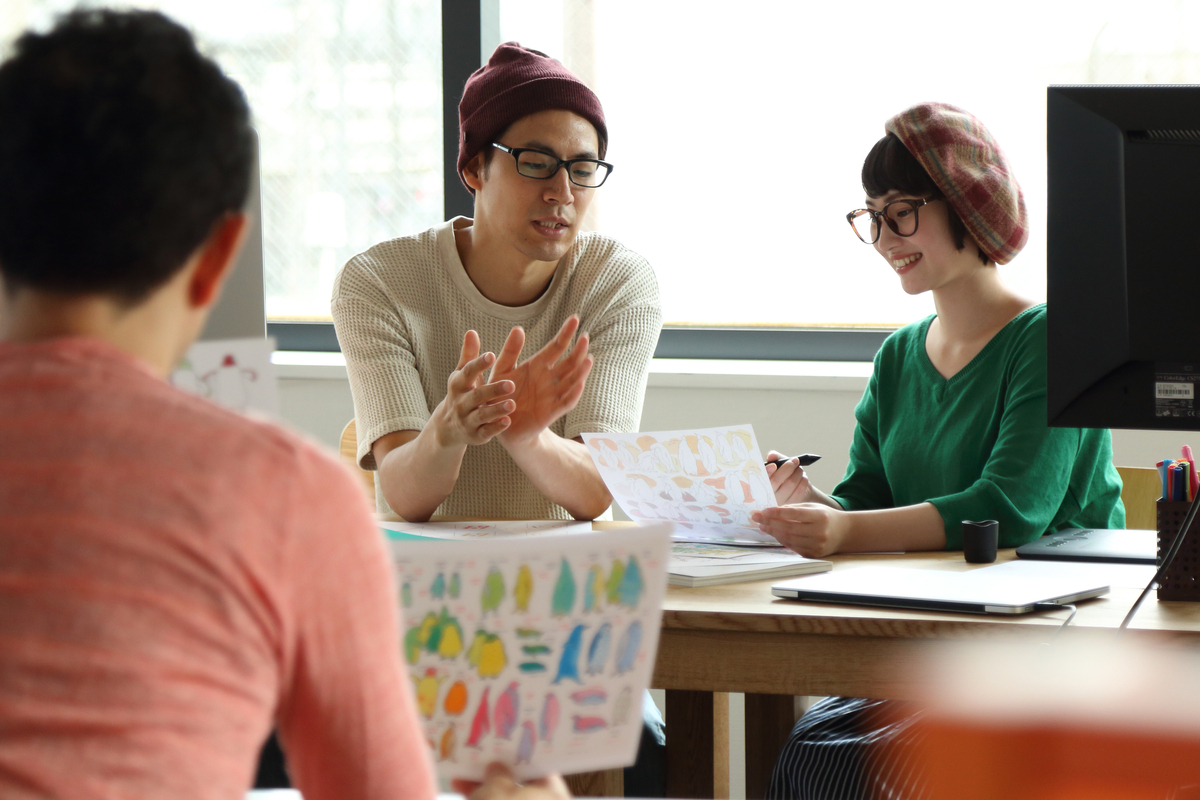 話し合うデザイナーたち