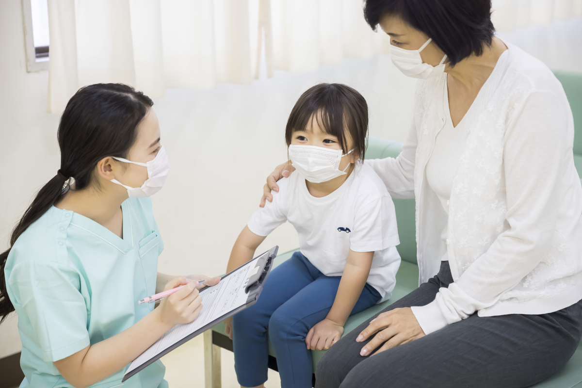 看護師と子どもの問診