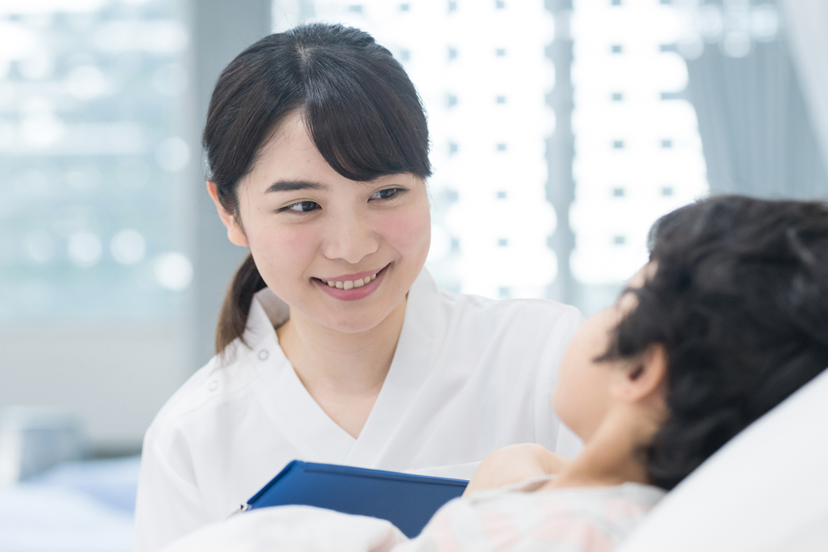 看護師と小児入院患者