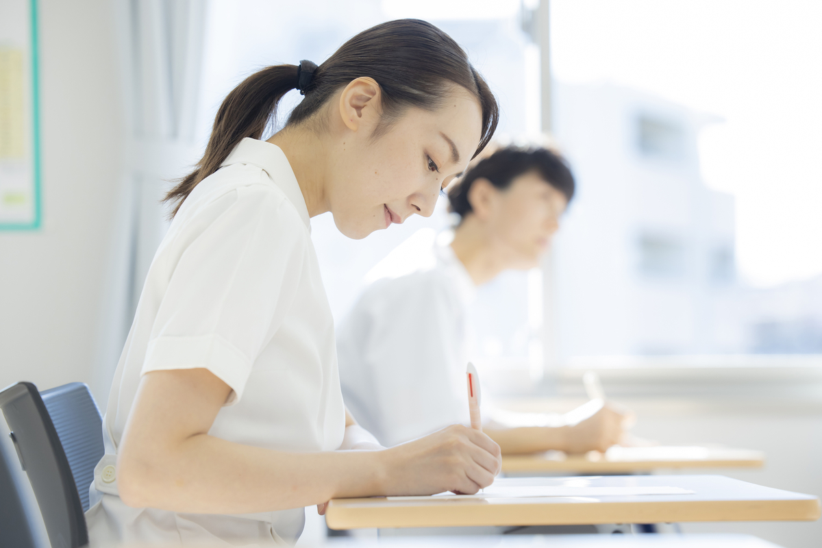 看護師の勉強風景