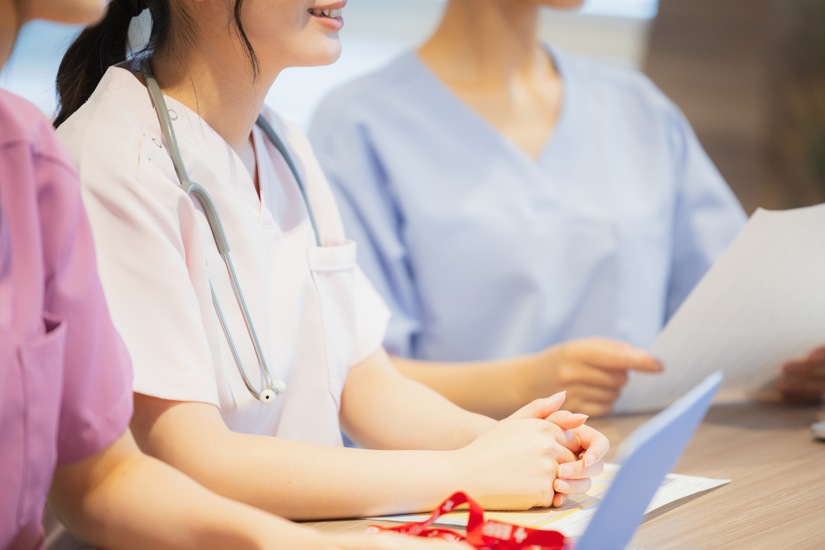 会議中の医療従事者たち