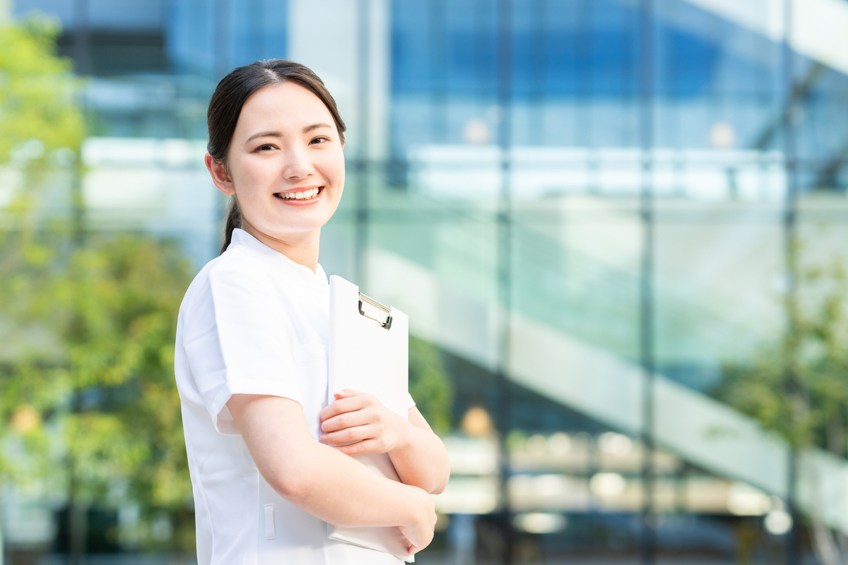 屋外で笑顔の看護師