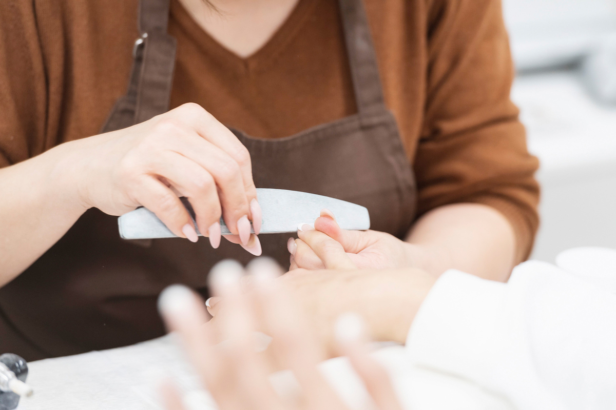 プロのネイルケア施術