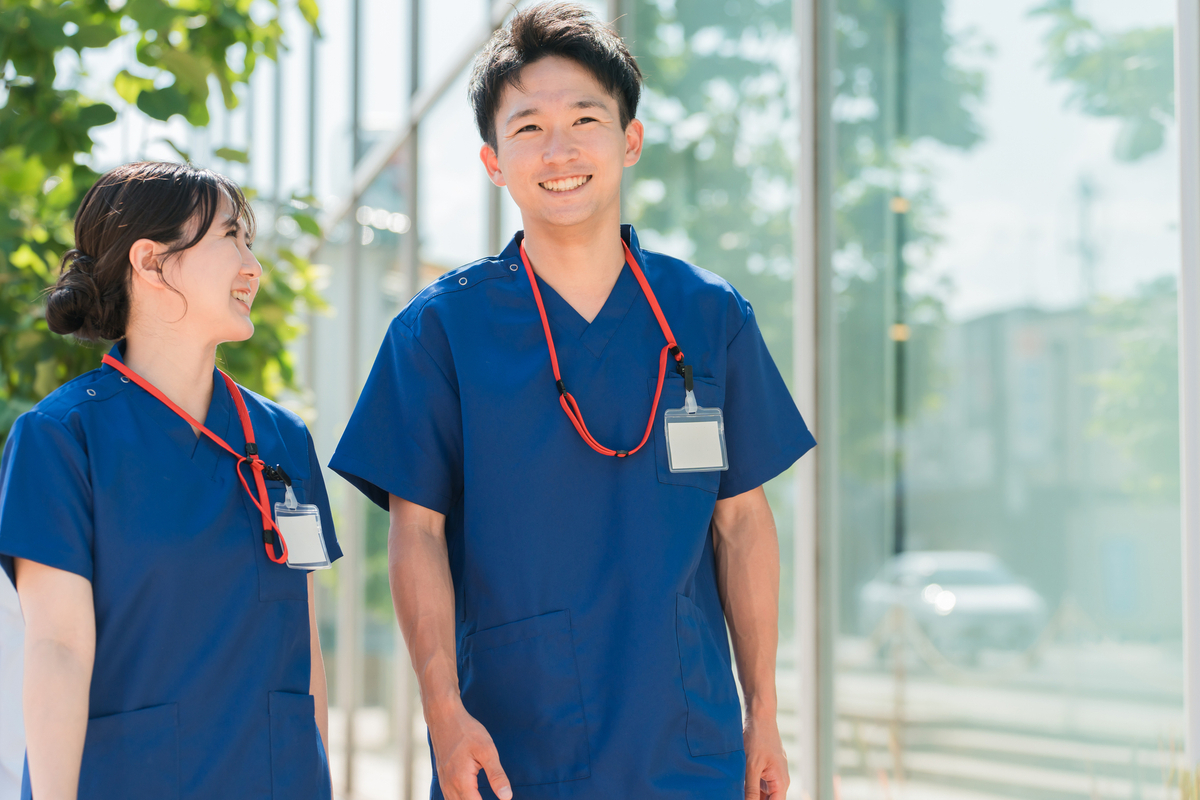 屋外で笑顔の看護師
