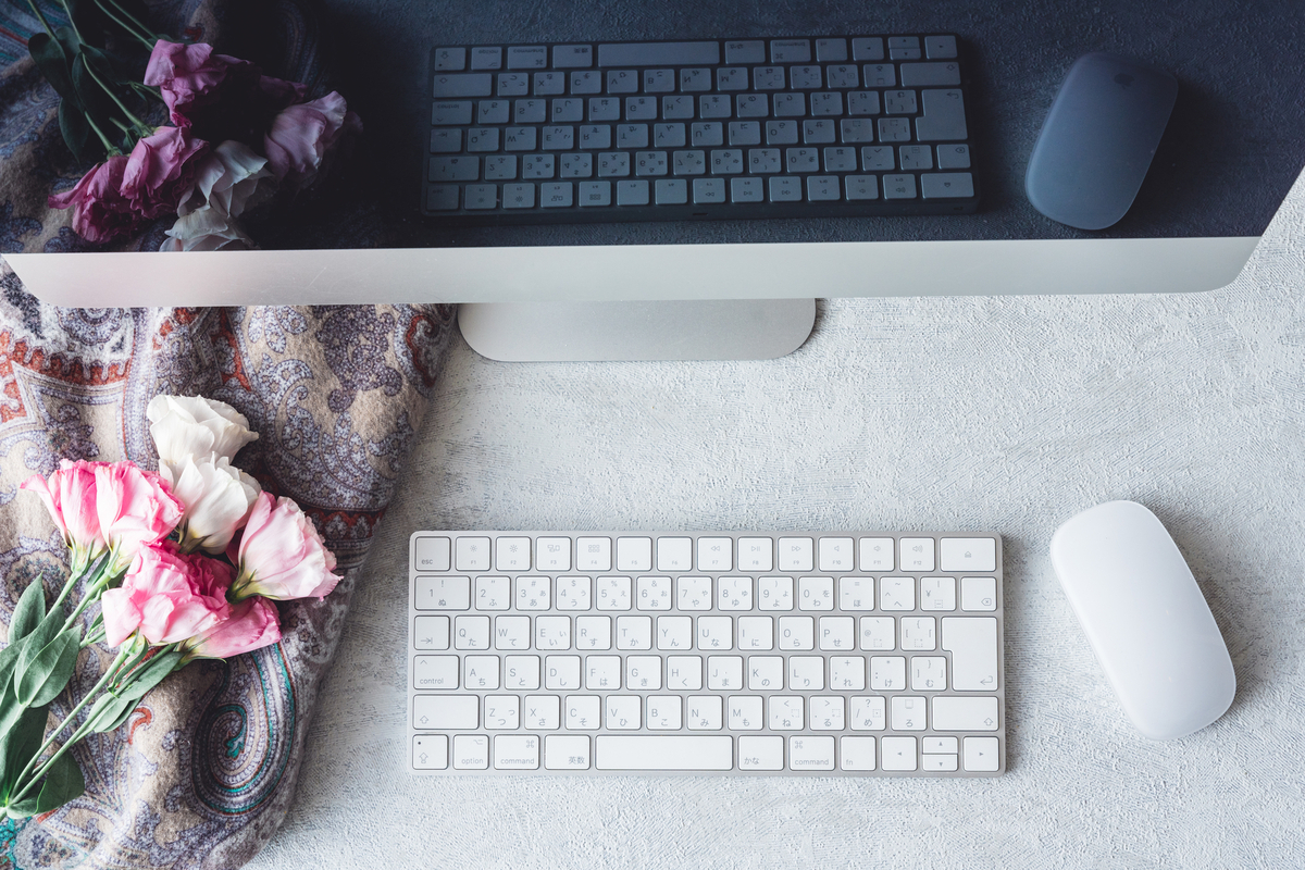 モニターとキーボード、マウス、花