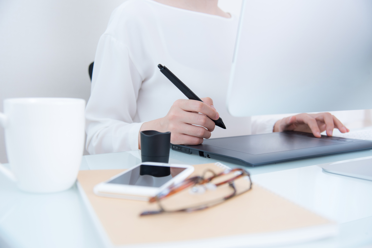 ペンタブレットを使用して仕事をする女性