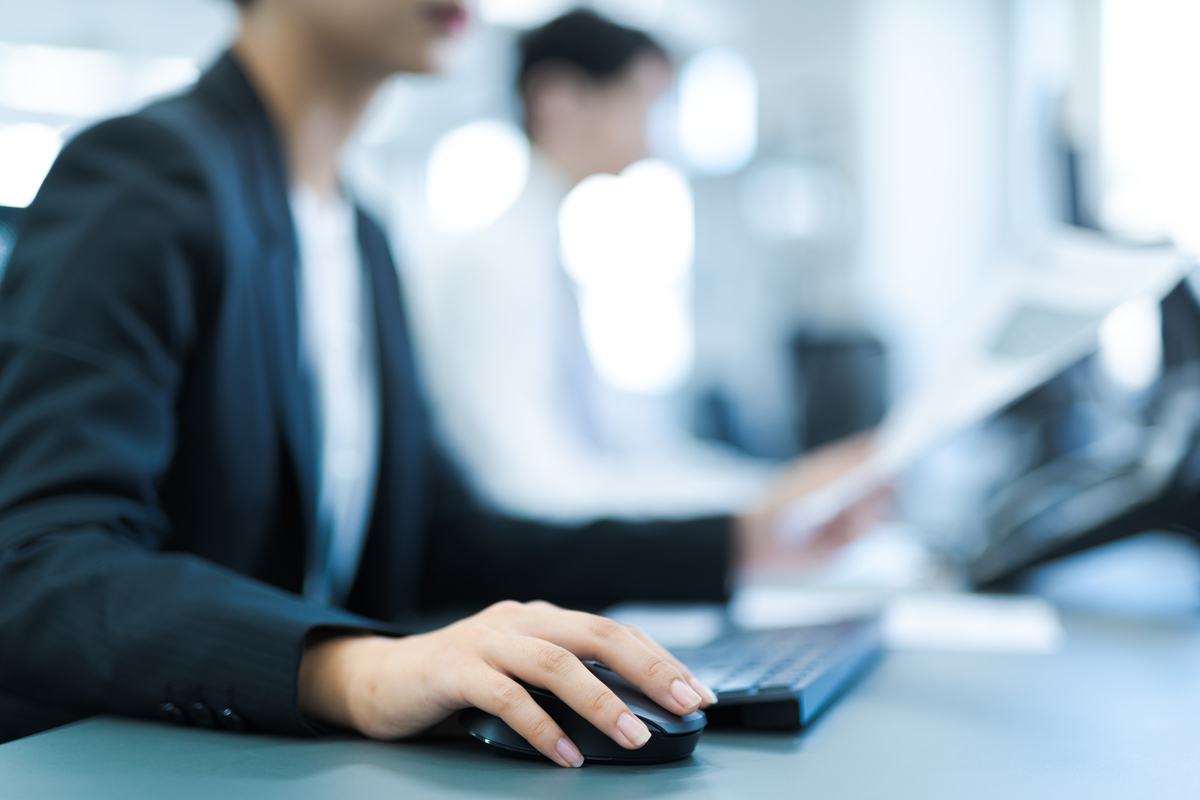 マウスを触る会社員
