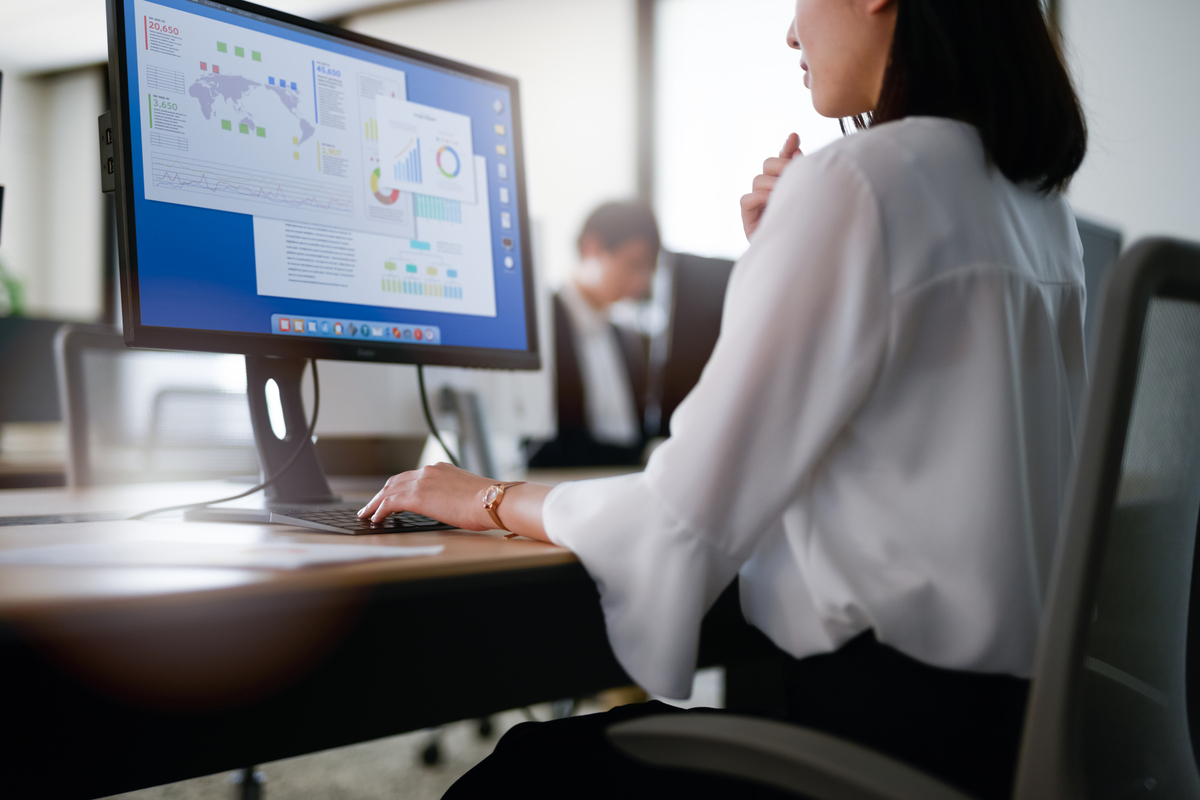 会社で働くビジネスウーマン