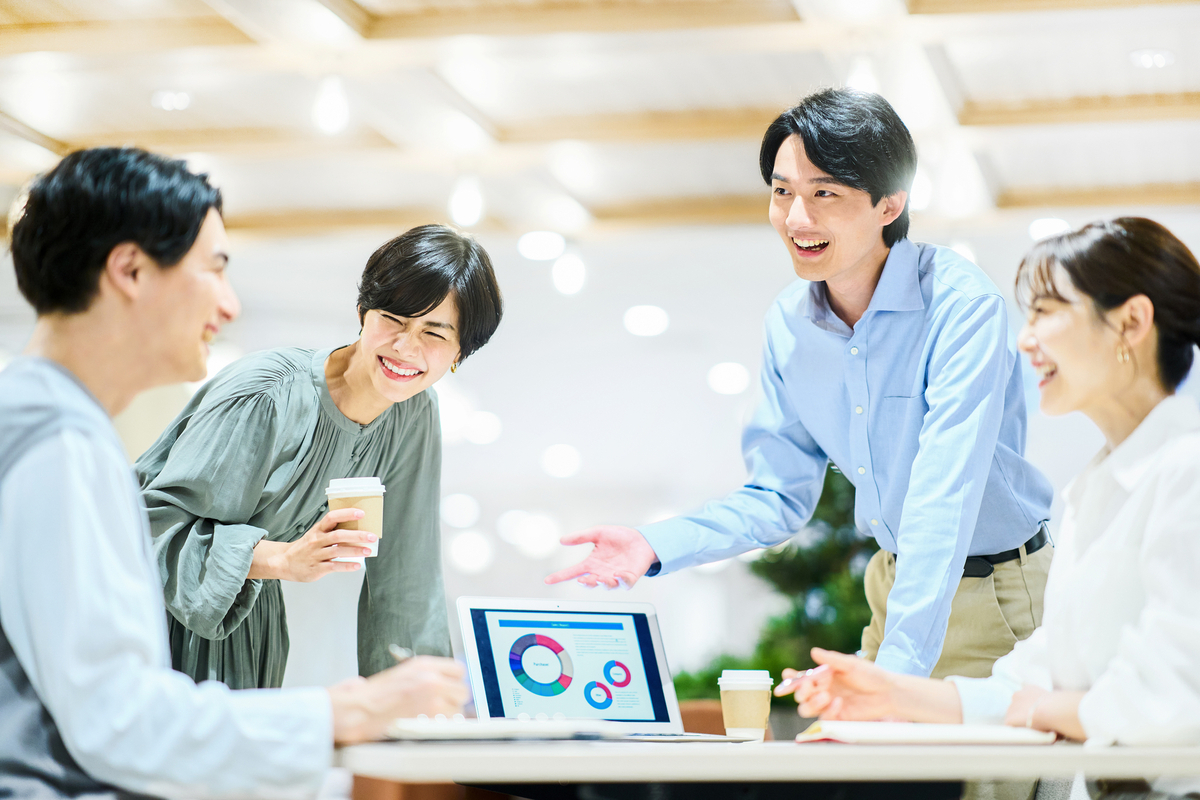 オフィスにいる男女