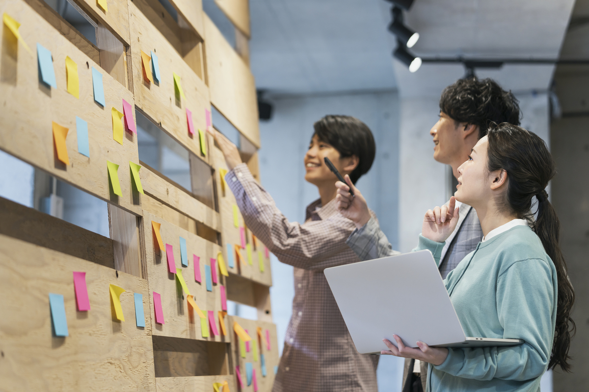 付箋を用いてミーティングする男女