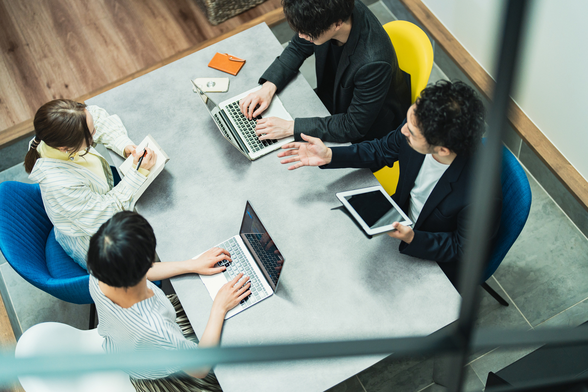 ミーティングをする男女の俯瞰