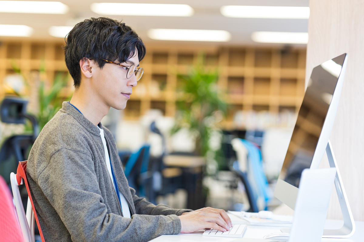 パソコン作業をする男性