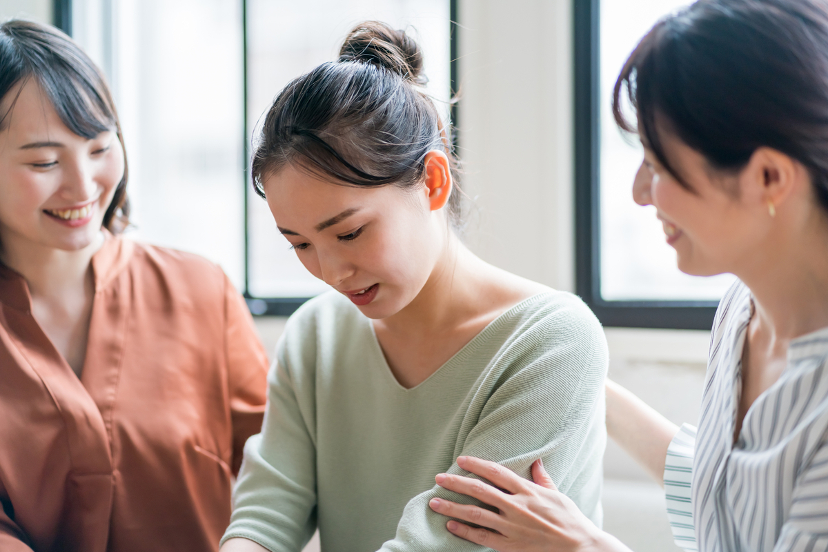 悩み相談をする女性
