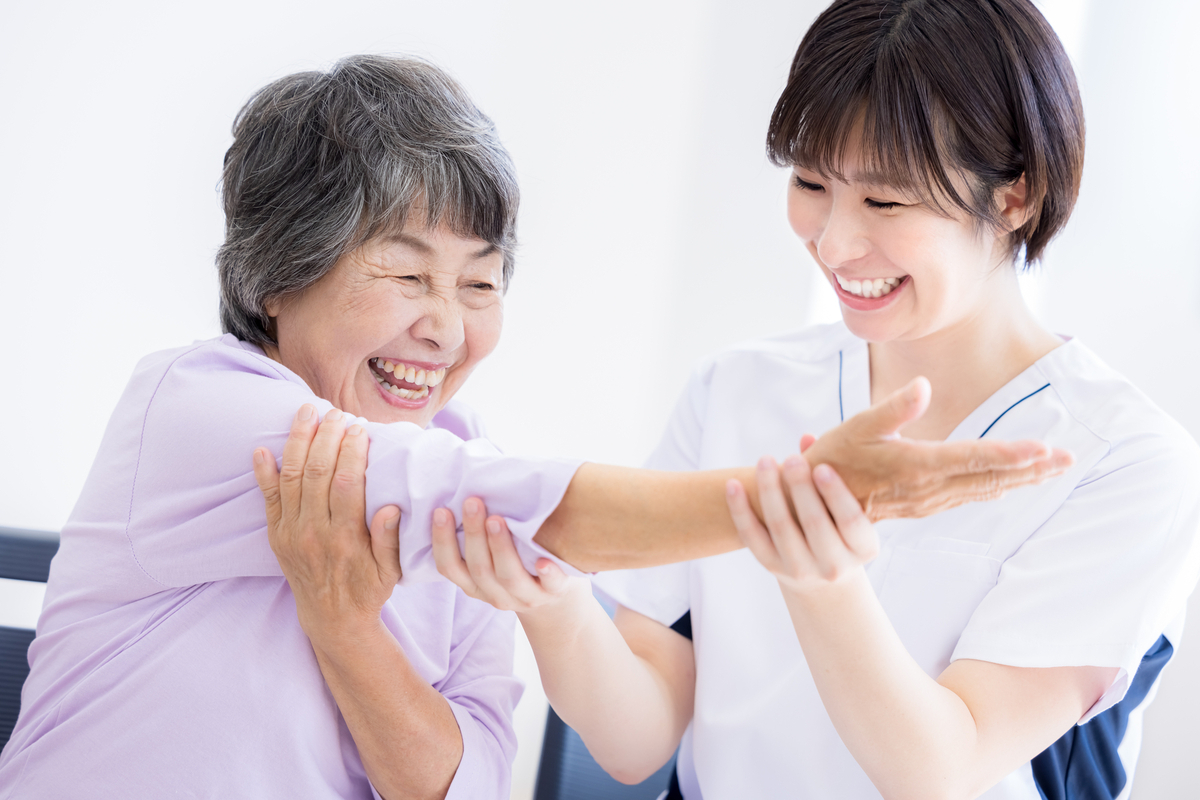 車いすの女性のリハビリをする理学療法士