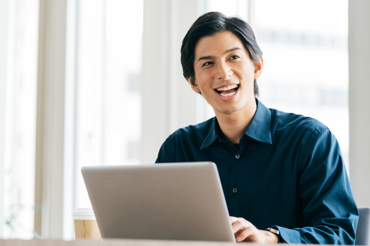 パソコン作業をする笑顔の男性