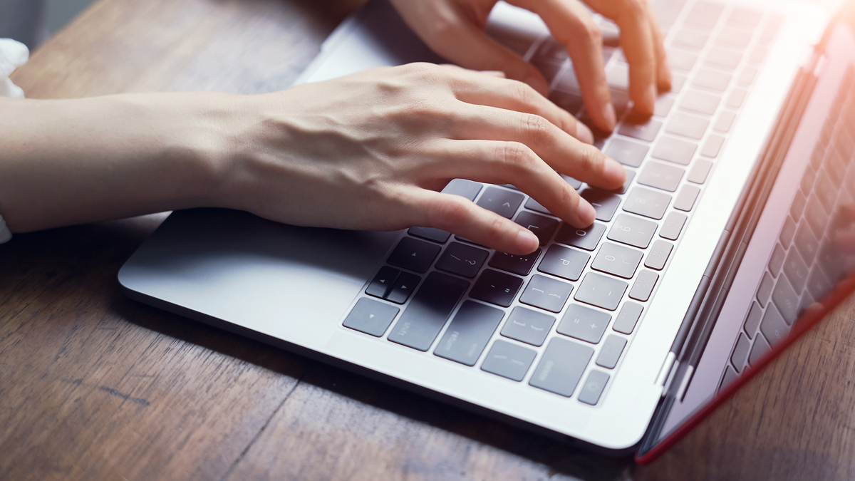 パソコン作業をする手元