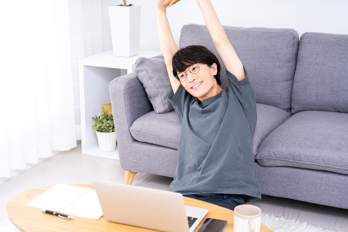 ストレッチをする男性