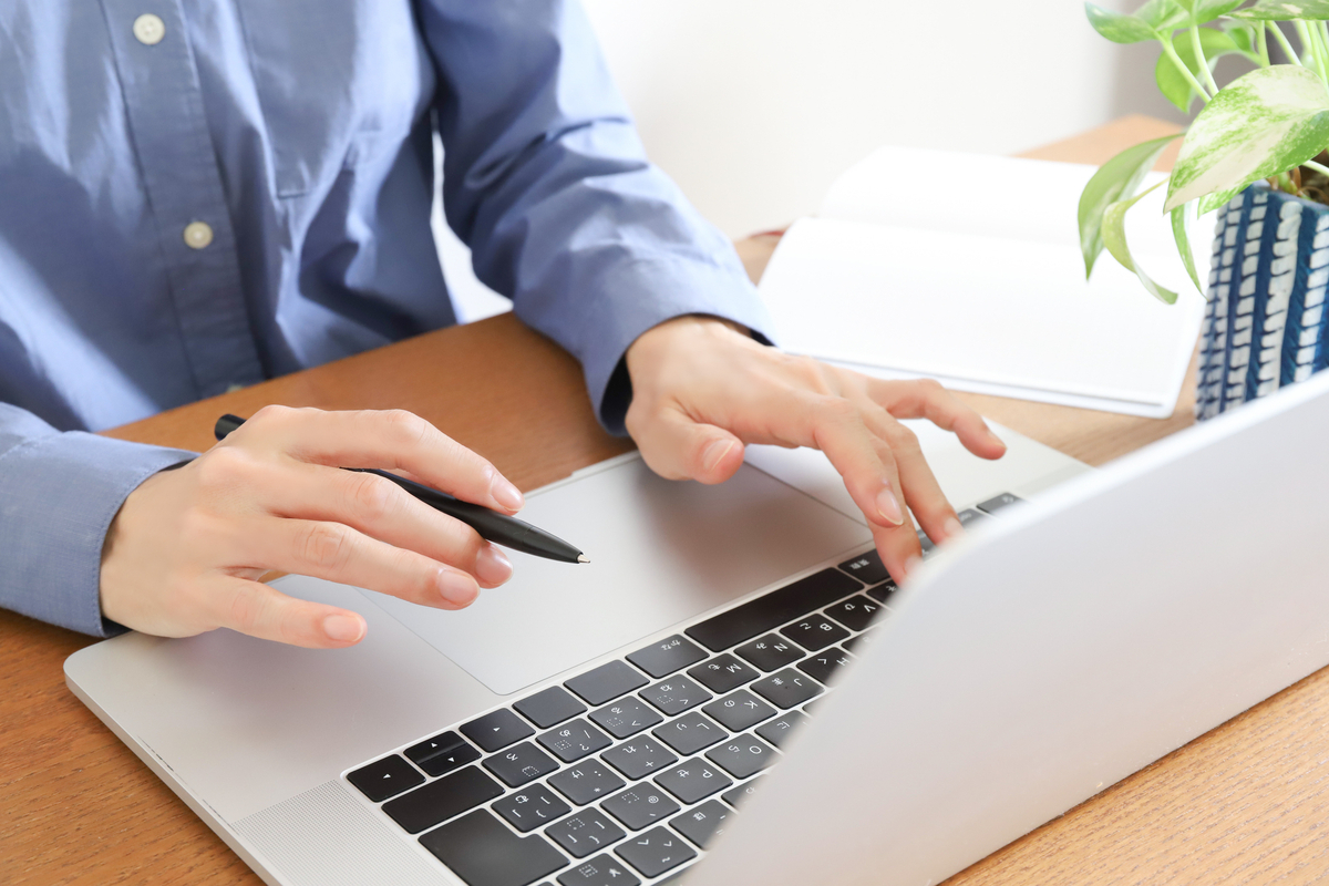 パソコンで仕事をする手元