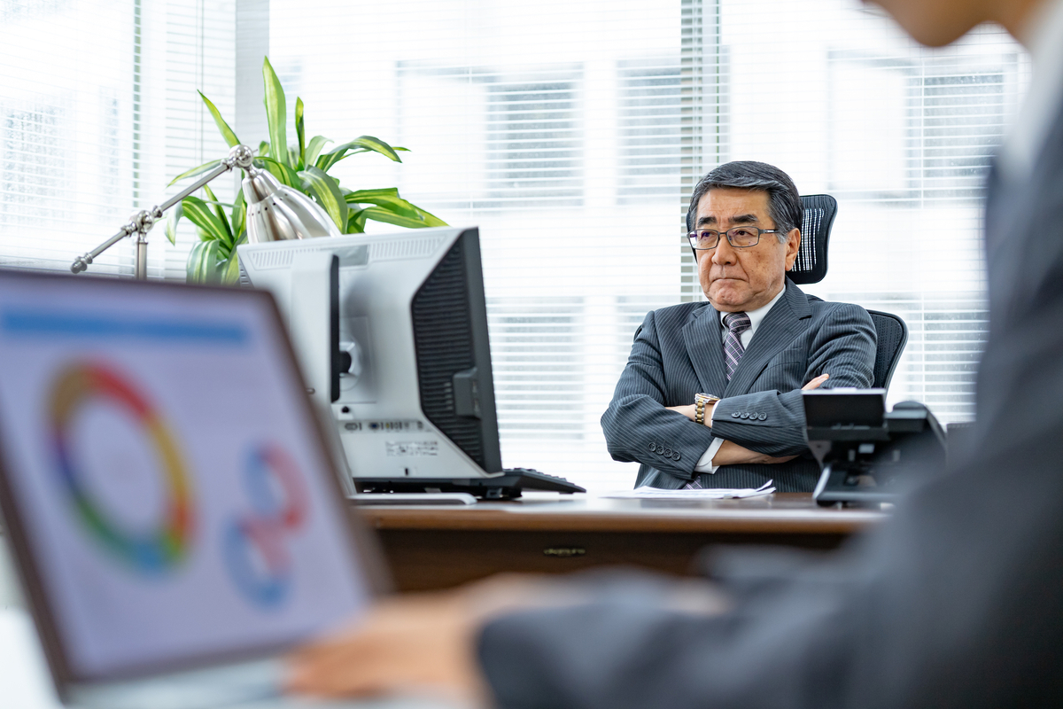 オフィスで腕を組む男性