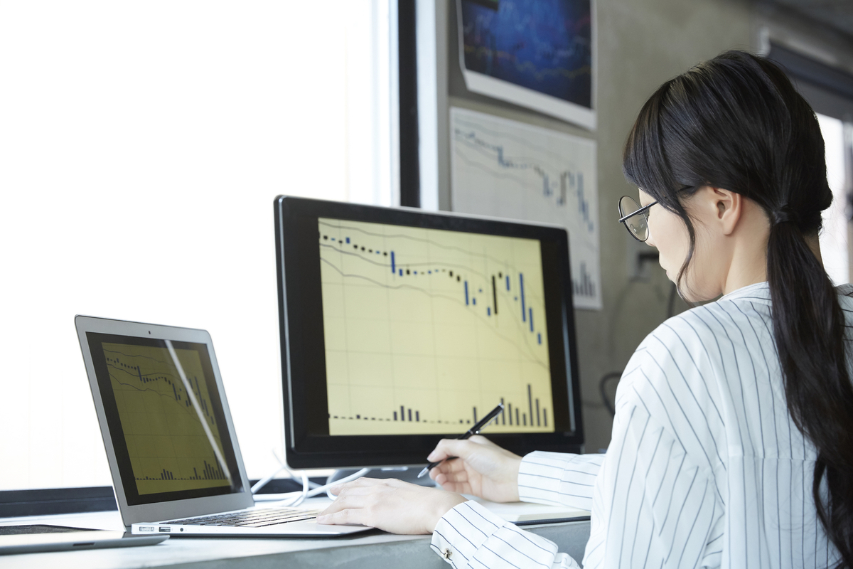 株取引中の女性