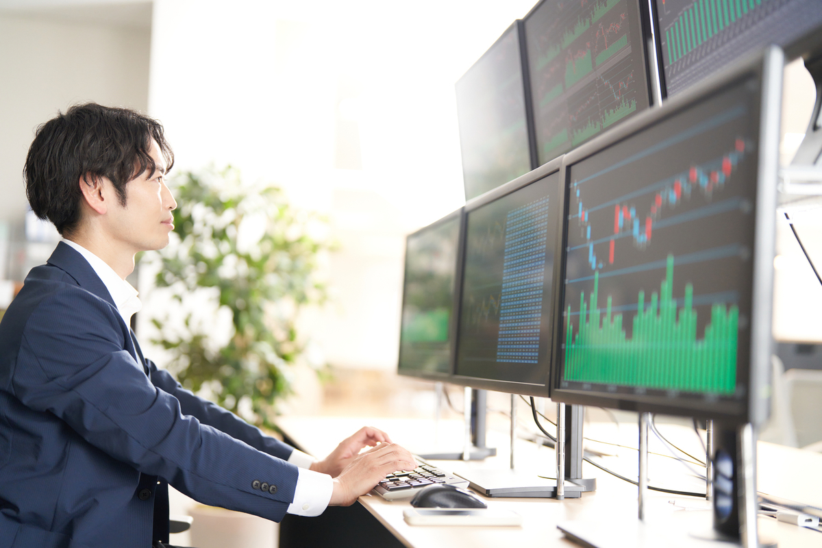 株取引をするスーツの男性