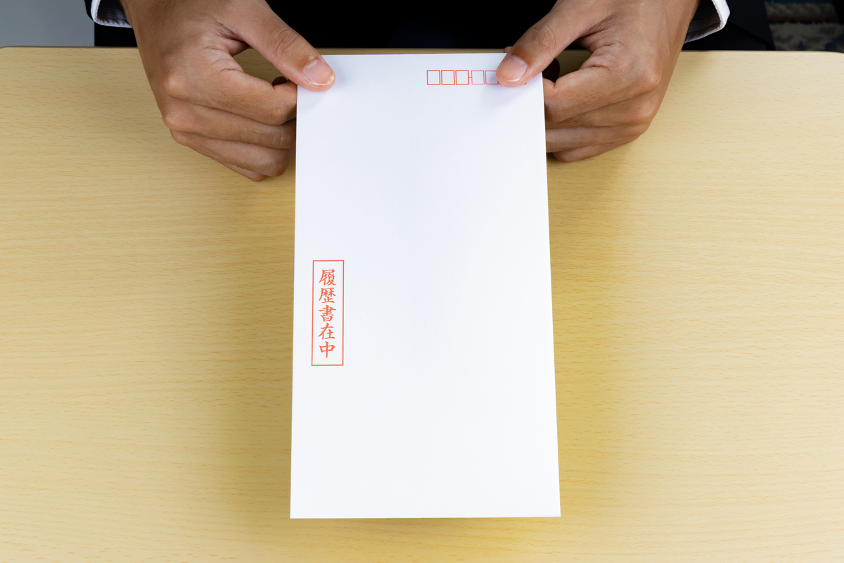 手渡しする封筒に入った履歴書