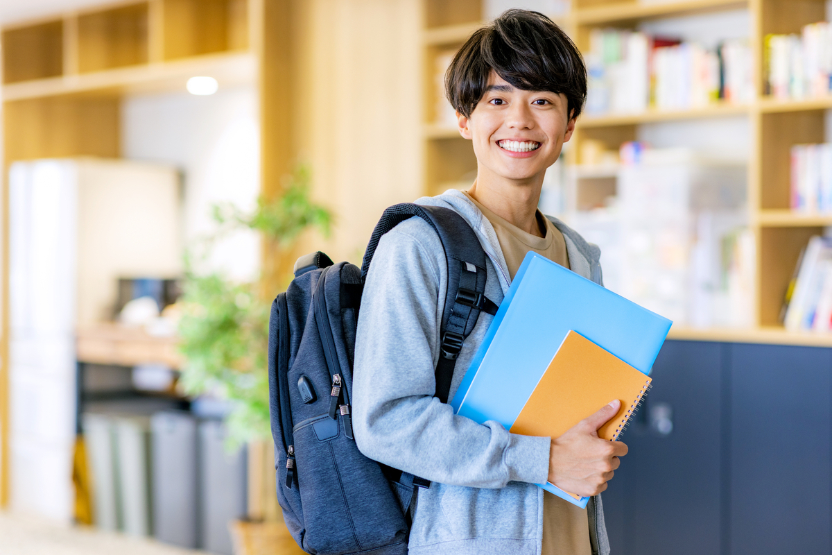 笑顔の男子学生