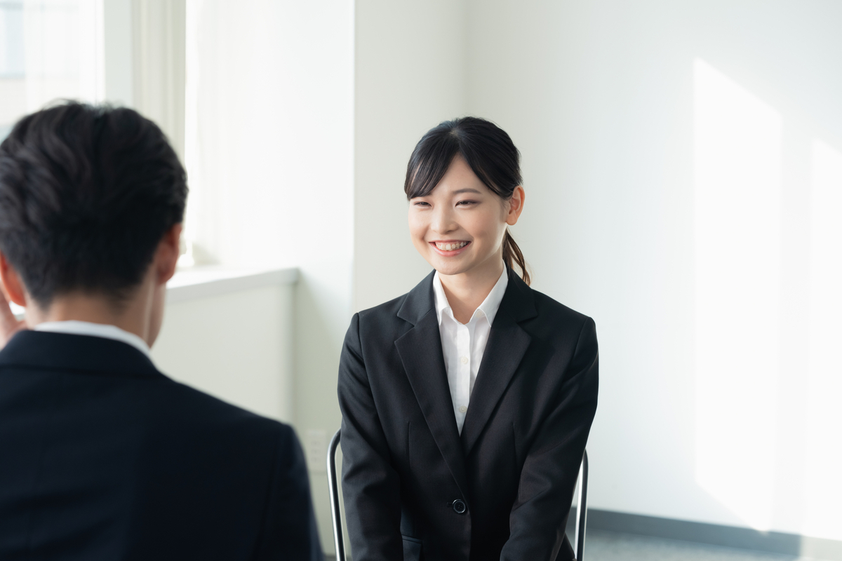 面接を受けるスーツ姿の女性