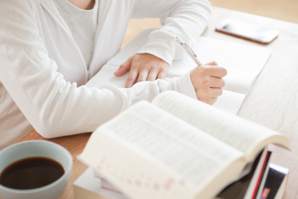 資格勉強をする人