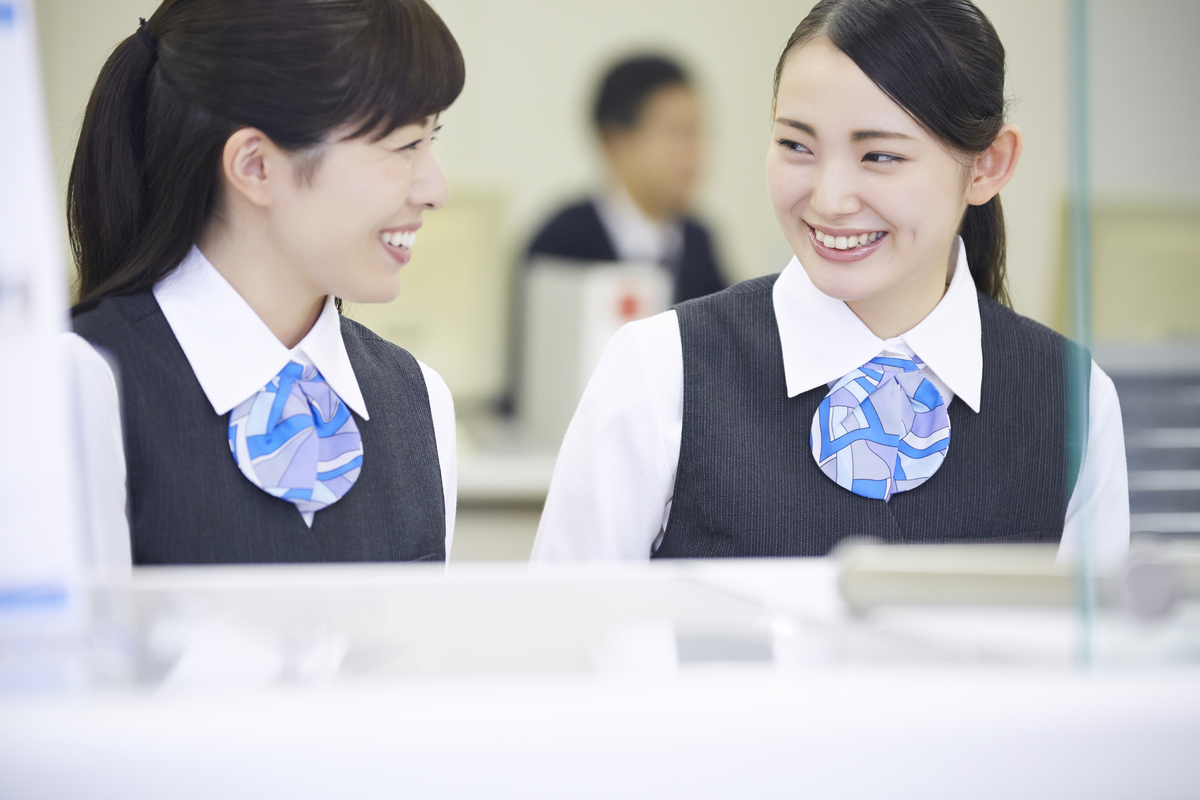 銀行窓口の女性職員たち