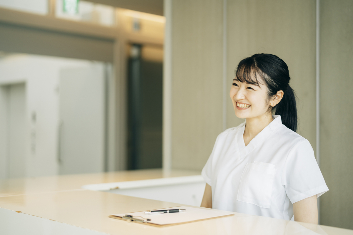 病院の受付の女性