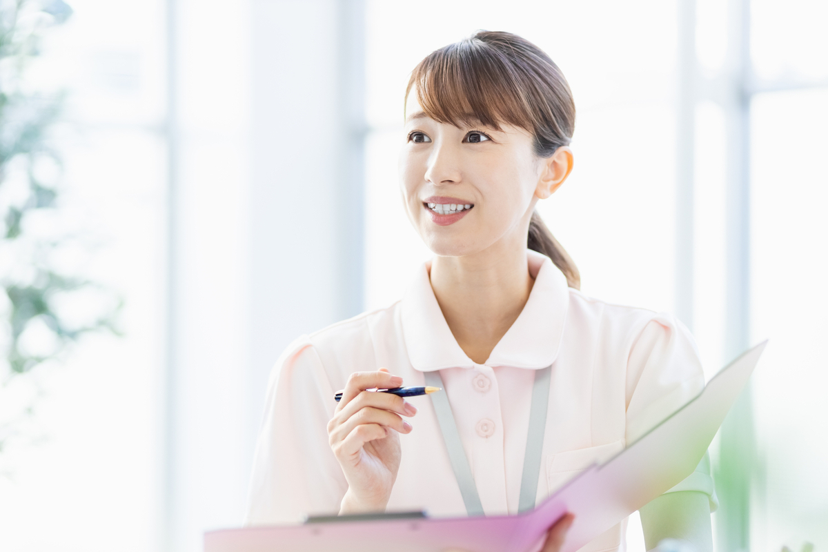 バインダーを持つ女性医療従事者