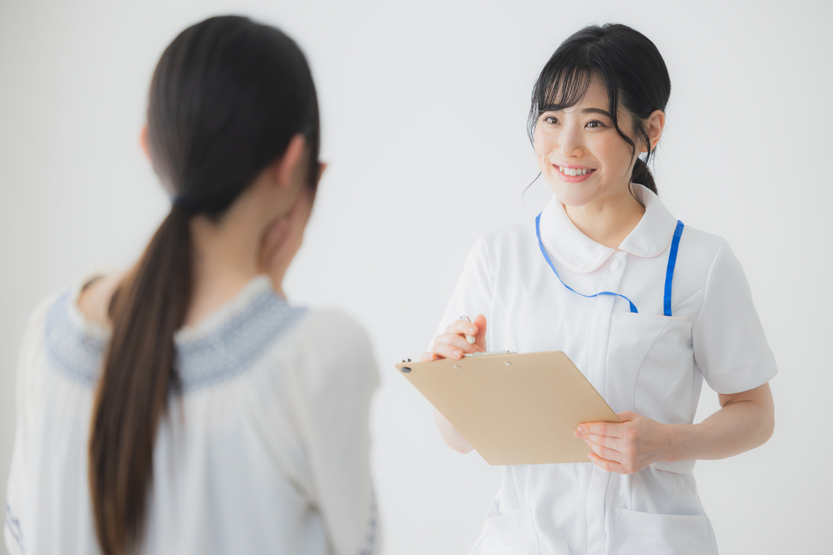 患者と話す女性医療従事者