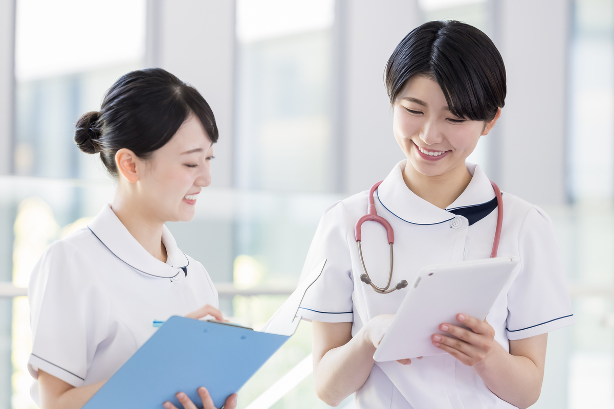 笑顔の女性医療従事者たち